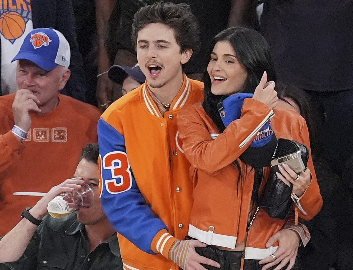 29.05.2025, USA, New York: Basketball: NBA, New York Knicks - Indiana Pacers; Play-off-Runde, Eastern Conference, Conference-Finale, 5. Spieltag: Timothee Chalamet, links, und Kylie Jenner beobachten ...
