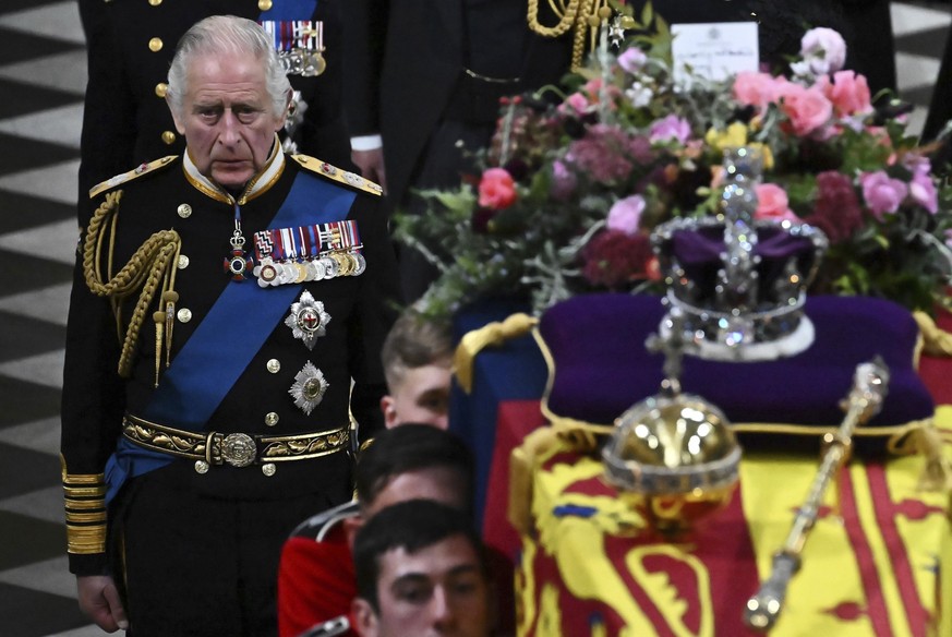 König Charles III. geht während der Prozession hinter dem Sarg der Queen.