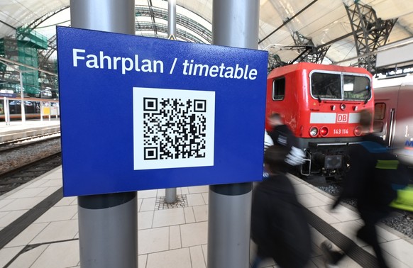 29.09.2023, Sachsen, Dresden: Ein Barcode für den Fahrplan ist auf dem Hauptbahnhof auf einem Bahnsteig angebracht. Die Bahn veröffentlicht Änderungen zum Fahrplanwechsel im Dezember. Foto: Robert Mic ...