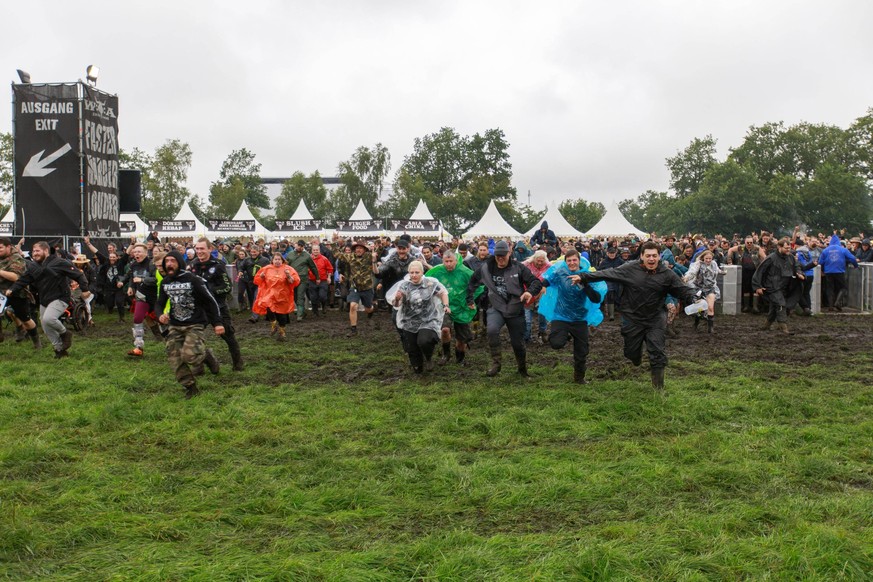 Wacken 2023 offiziell er�ffnet Obwohl es am Dienstag wegen der Starkregen tats�chlich absoluten Anreisestop auf dem Wacken Open Air gab es f�r die Fans Mittwoch wie geplant die langersehnte Er�ffnung  ...