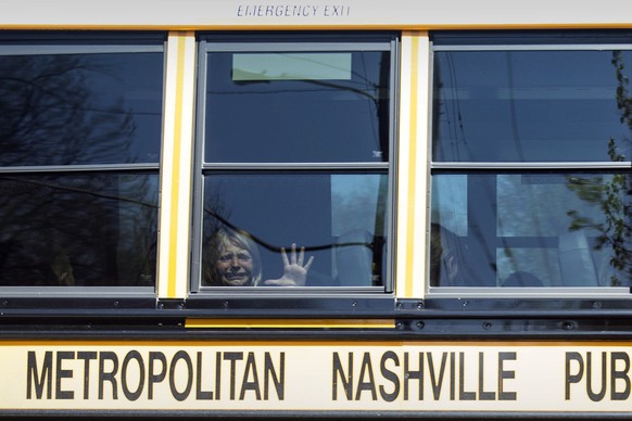 dpatopbilder - 27.03.2023, USA, Nashville: Ein Kind weint im Bus, als es die Covenant School verlässt, nachdem hier Schüsse gefallen waren. Bei Schüssen an einer Grundschule in Nashville im US-Bundess ...