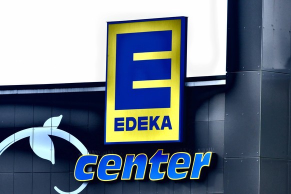 D�sseldorf 14.02.2022 Edeka Lebensmittel Supermarkt Discounter D�sseldorf Nordrhein-Westfalen Deutschland