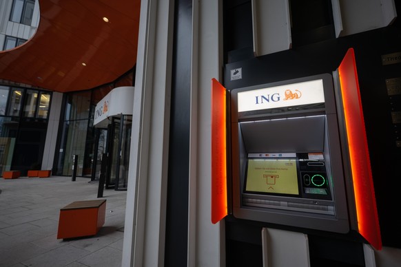 03.02.2023, Hessen, Frankfurt/Main: Das Logo der ING Deutschland leuchtet am Tag der Bilanzpressekonferenz 2023 auf einem Geldautomat am Hauptsitz der Bank. Foto: Sebastian Christoph Gollnow/dpa +++ d ...