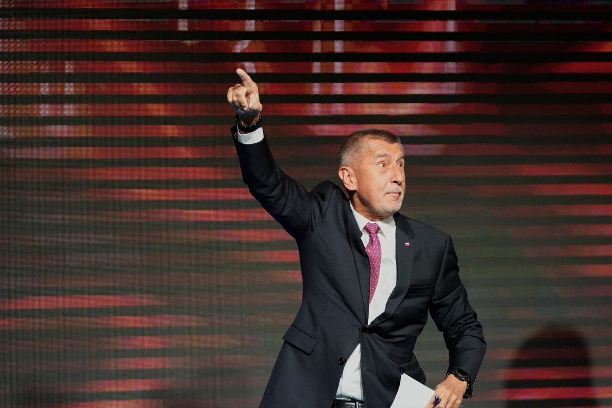 Chairman of opposition &quot;ANO&quot; (YES) movement Andrej Babis arrives at his election headquarters during the parliamentary elections in Prague, Czech Republic, Saturday, Oct. 4, 2025. (AP Photo/ ...