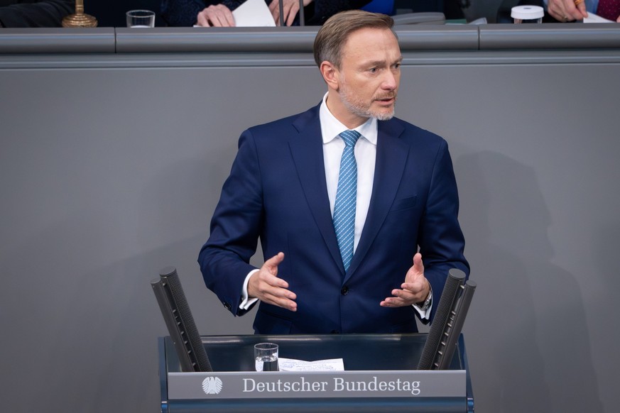 137. Bundestagssitzung und Debatte Christian Lindner Bundesfinanzminister Christian Lindner FDP im Portrait bei besonderer Geste seiner energischen Rede zum Tagesordnungspunkt Aktuelle Stunde: BVerfG- ...