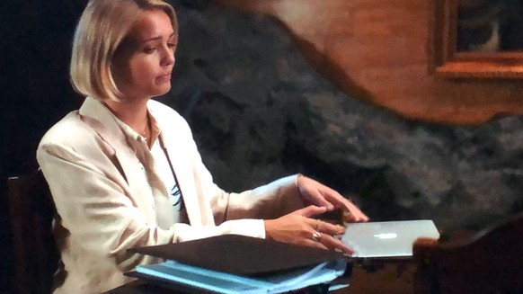 Saxa arbeitet in "Ragnarök" an einem MacBook.