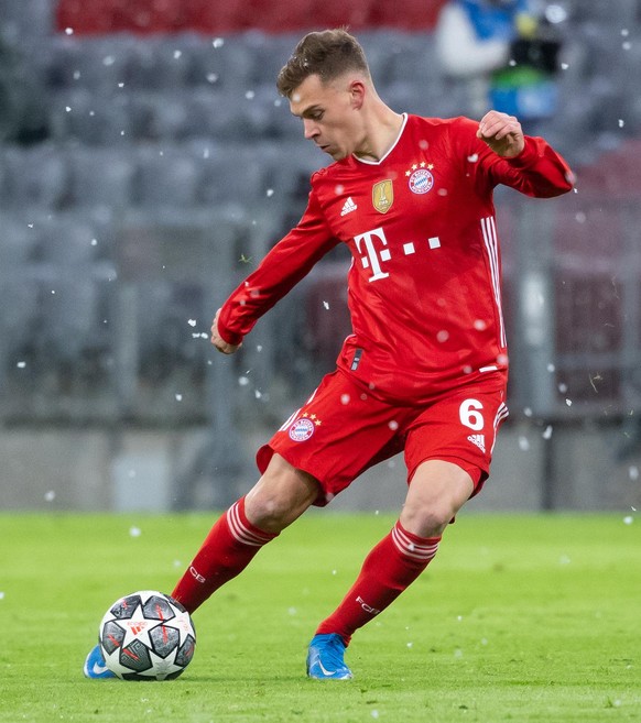 Fußball: Champions League, Bayern München - Paris Saint-Germain, K.o.-Runde, Viertelfinale, Hinspiel in der Allianz Arena. Joshua Kimmich von München spielt den Ball.