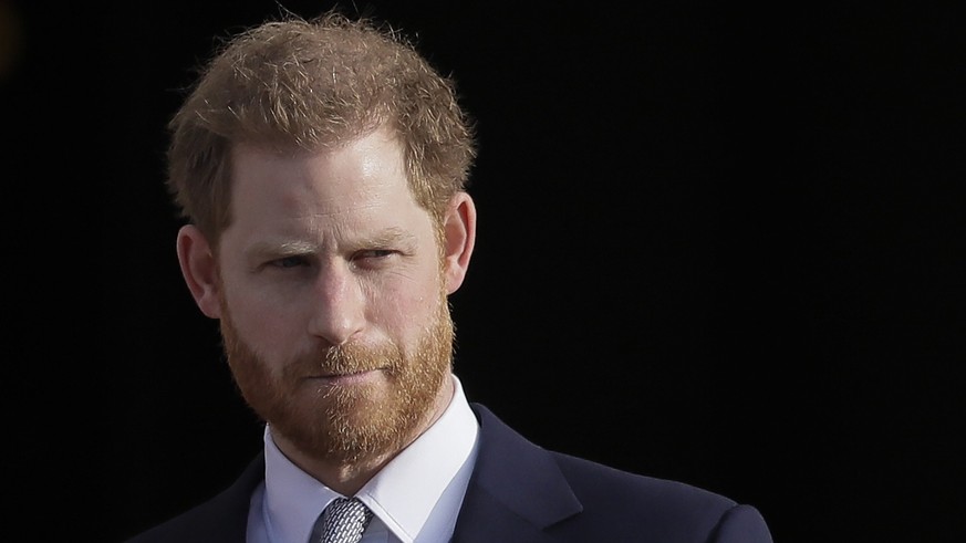 ARCHIV - 16.01.2020, Großbritannien, London: Der britische Prinz Harry steht in den Gärten des Buckingham-Palasts. (zu dpa: «Urteil im Streit um Sicherheit von Harry in Großbritannien erwartet») Foto: ...