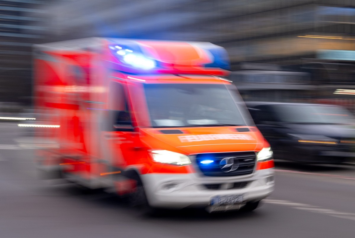 ARCHIV - 08.02.2024, Berlin: Ein Rettungswagen der Feuerwehr f