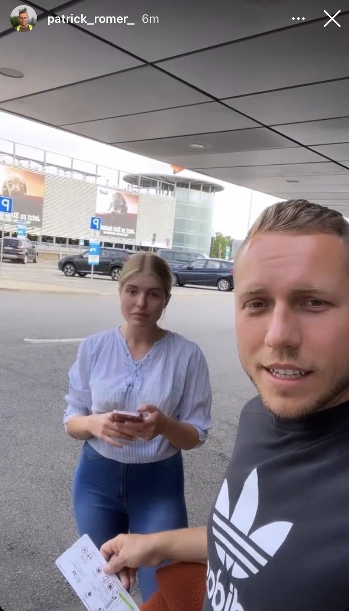 Die zwei mussten sich am Flughafen voneinander verabschieden.