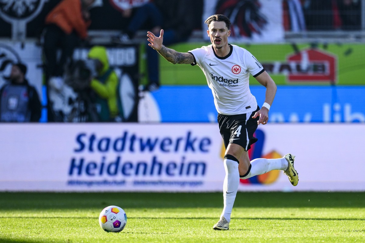 ARCHIV - 02.03.2024, Baden-Württemberg, Heidenheim: Fußball: Bundesliga, 1. FC Heidenheim - Eintracht Frankfurt, 24. Spieltag, Voith-Arena. Frankfurts Robin Koch in Aktion. (zu dpa: «Hüftprobleme: Koc ...