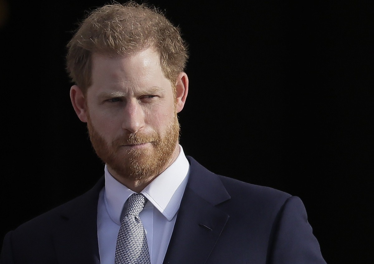 ARCHIV - 16.01.2020, Großbritannien, London: Der britische Prinz Harry steht in den Gärten des Buckingham-Palasts. Er hat sich in einem Interview zum Kurzbesuch bei seinem krebskranken Vater König Cha ...