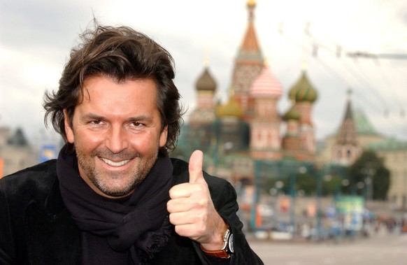 Den Daumen hoch: Sänger Thomas Anders (40, früher Modern Talking) posiert am 6.9.2003 am Rande seines Konzerts auf den Roten Platz in Moskau bei einen Spaziergang durch die russische Hauptstadt vor de ...