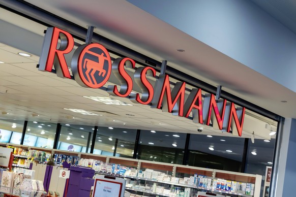 DEU, Deutschland, Baden-W�rttemberg, 14.11.2019: Drogeriemarktkette Rossmann. *** DEU, Germany, Baden W�rttemberg, 14 11 2019 Drugstore chain Rossmann