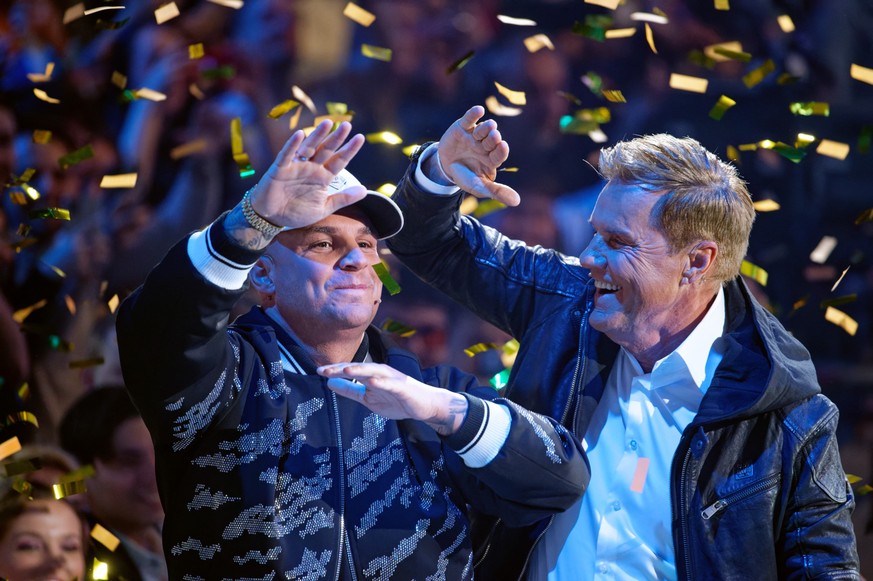 15.04.2023, Nordrhein-Westfalen, Köln: Die Juroren Pietro Lombardi (l) und Dieter Bohlen (r) stehen beim dem Finale der Castingshow &quot;Deutschland sucht den Superstar&quot; auf der Bühne. Foto: Hen ...