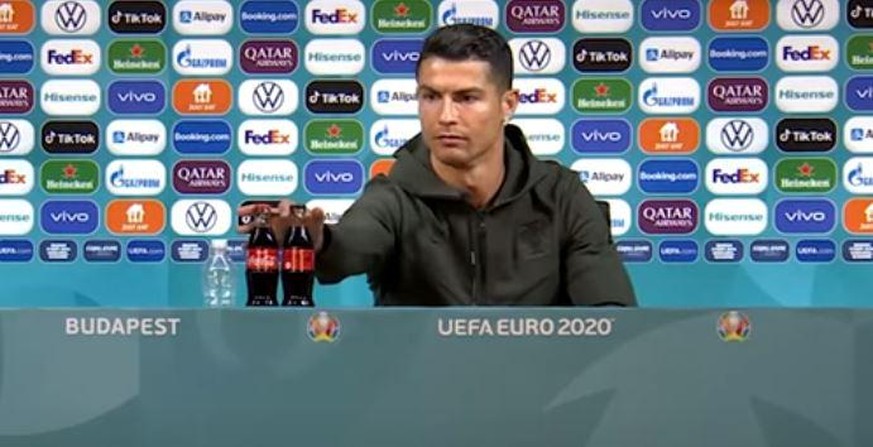 Portugal-Star Cristiano Ronaldo räumt demonstrativ Coca-Cola-Flaschen aus dem Weg.