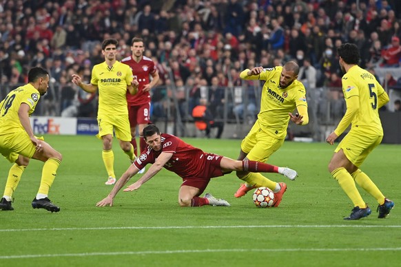 Robert LEWANDOWSKI Bayern Muenchen, Aktion,Zweikampf gegen Etienne CAPOUE Villarreal. Fussball Champions League/ Viertelfinale FC Bayern Muenchen - Villarreal CF 1-1, am 12.04.2022 A L L I A N Z A R E ...