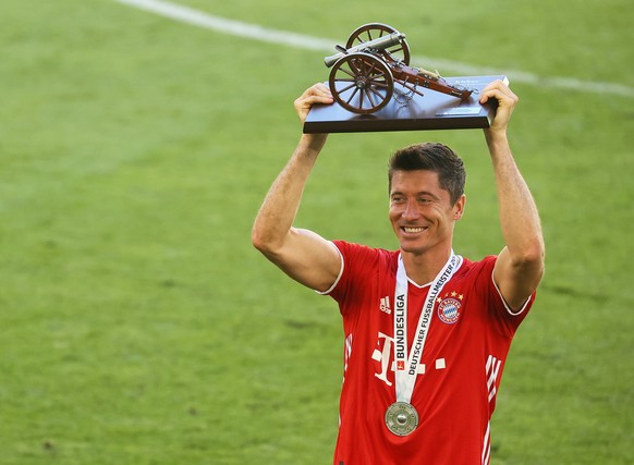 ARCHIV - 27.06.2020, Bayern, Wolfsburg: Fu�ball: Bundesliga, 34. Spieltag, VfL Wolfsburg - FC Bayern M�nchen, in der Volkswagen Arena. Robert Lewandowski von Bayern h�lt nach dem Spiel die Troph�e f�r ...