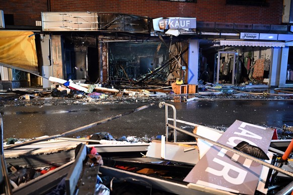 31.03.2023, Nordrhein-Westfalen, Eschweiler: Trümmer liegen vor einem Haus in der Neustraße. Eine gewaltige Explosion in einem Wohn- und Geschäftshaus hat in der Stadt nordöstlich von Aachen am Donner ...