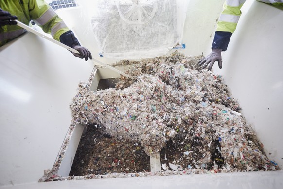 Aus diesen Plastik-Abfällen soll wieder Rohöl werden.