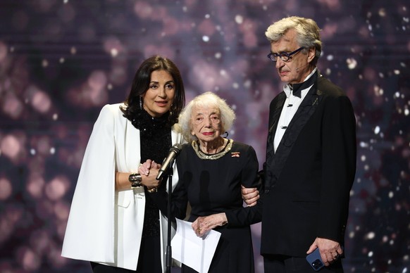 Deutscher Filmpreis 2024 Margot Friedl�nder mit Wim Wenders bei der Verleihung der Lola - Deutscher Filmpreis 2024 im Theater am Potsdamer Platz in Berlin 03.05.2024 *** German Film Award 2024 Margot  ...