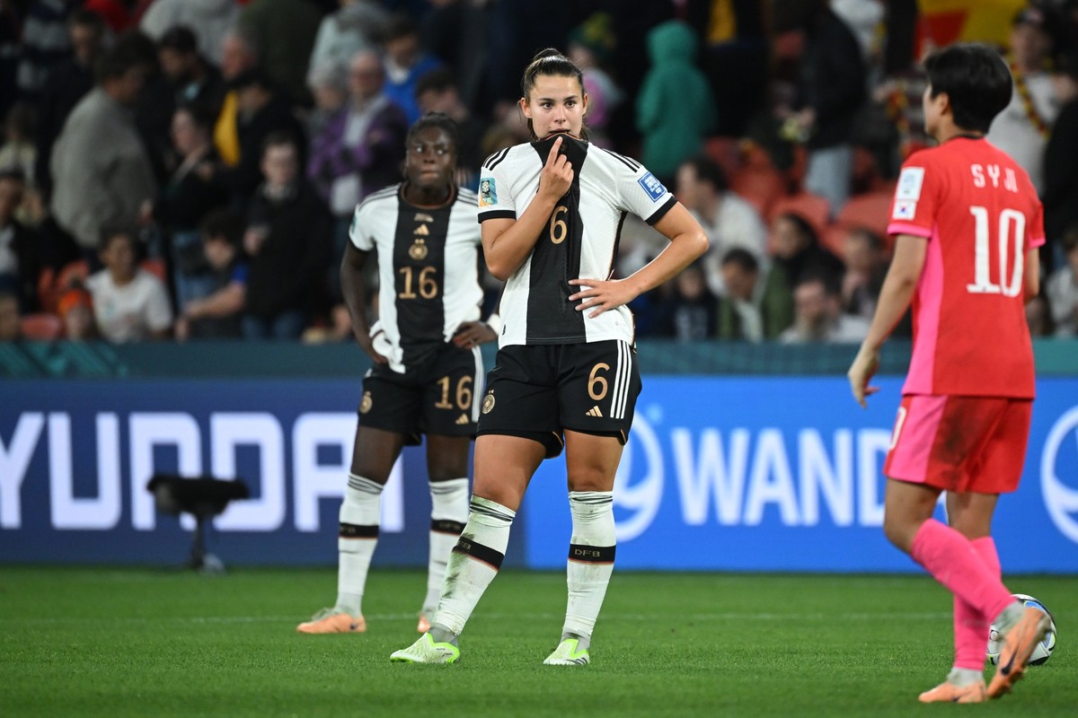 03.08.2023, Australien, Brisbane: Fu�ball, Frauen: WM, S�dkorea - Deutschland, Vorrunde, Gruppe H, 3. Spieltag im Lang Park, Deutschlands Lena Oberdorf (M) und Nicole Anyomi stehen entt�uscht nach der ...