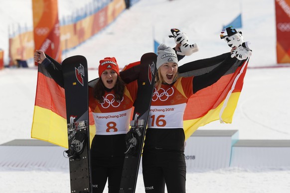 Ramona Hofmeister (l.) zusammen mit Snowboard-Weltmeisterin Selina Jörg.