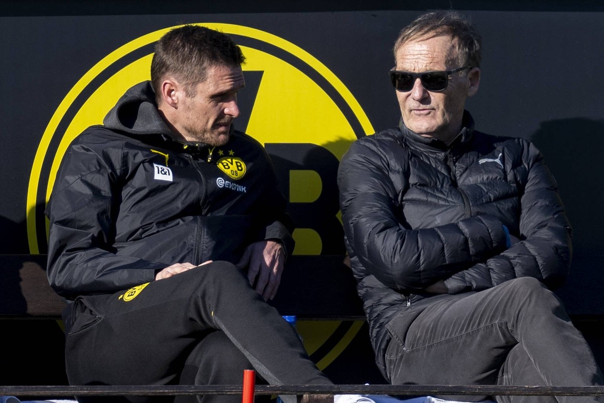 Fu�ball: 1. Bundesliga, Saison 2023/2024, Trainingslager von Borussia Dortmund am 05.01.2024 in Marbella Spanien. Sportdirektor Sebastian Kehl l. spricht mit Gesch�ftsf�hrer Hans Joachim Watzke. *** S ...