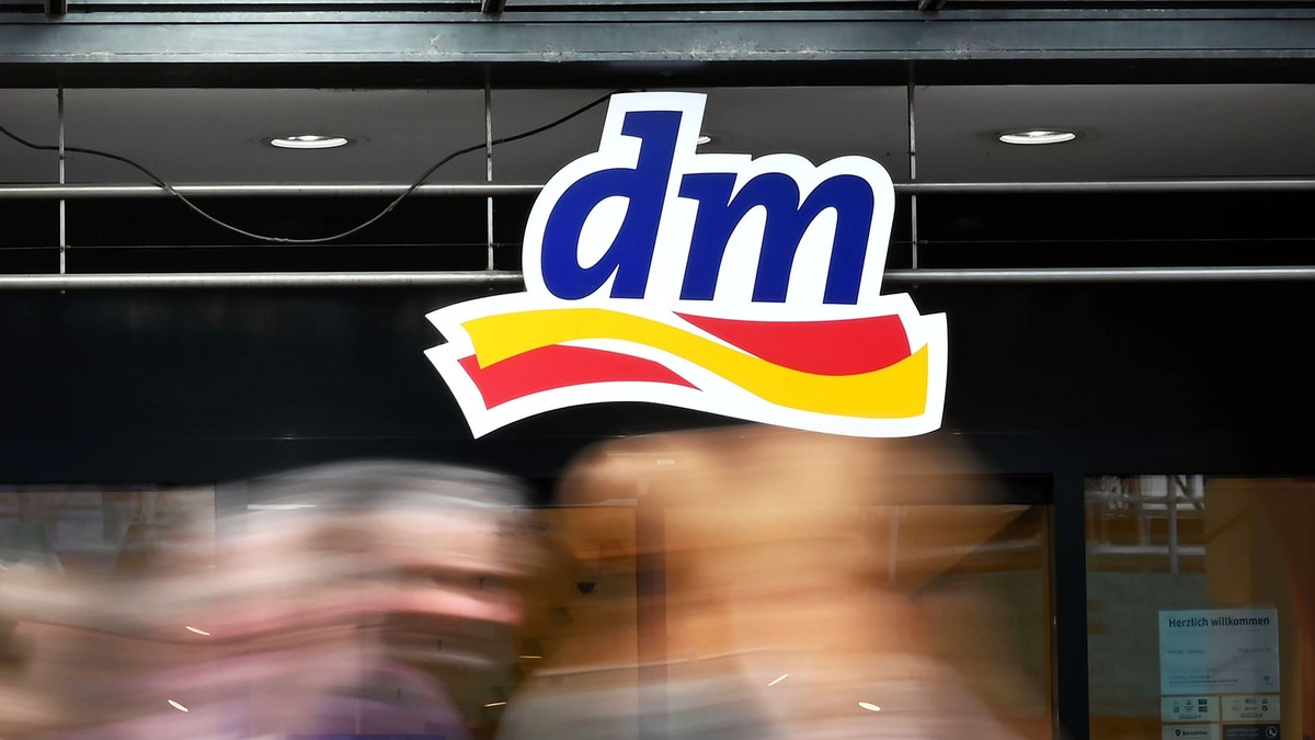 ARCHIV - 14.08.2023, Baden-Württemberg, Karlsruhe: Außenaufnahme einer Filiale der Drogeriemarktkette dm in der Karlsruher Innenstadt (Aufnahme mit Langzeitbelichtung). Vor 50 Jahren wurde am 28. Augu ...