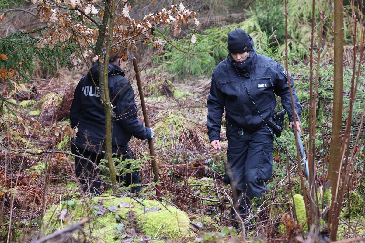 Im Bereich des Fundortes der ermordeten Luise F. aus Freudenberg fanden durch Polizeieinsatzkraefte Polizeieinsatzkräfte Suchmassnahmen nach der Tatwaffe statt. Es kamen u.a. Metalldetektoren zum Eins ...
