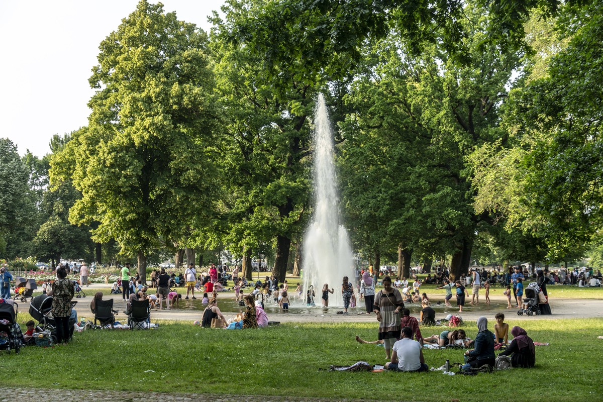 Sommer in Berlin , Familien am Springbrunnen im Treptower Park bei sch