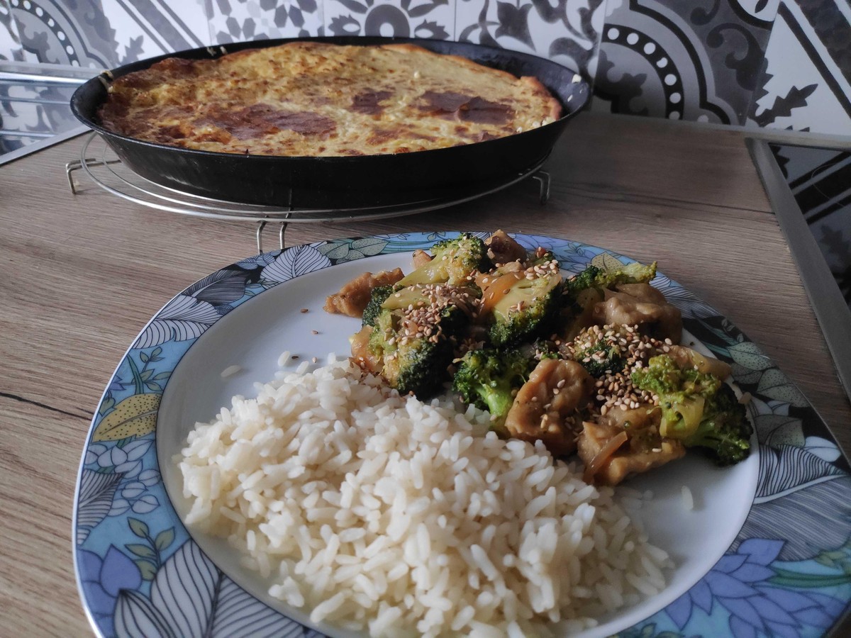 Den Kartoffelkuchen lasse ich stehen, stattdessen gibt's wieder Brokkoli und Seitan – schmeckt auch noch an Tag 2.