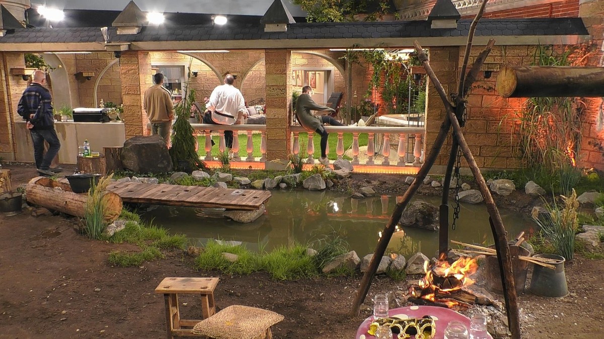 Nach der Rauswahl von Sascha Heyna klettern die Märchenwald-Bewohner unerlaubterweise in den Lustgarten des Schlosses. Titel: Promi Big Brother 2020; 

Copyright: SAT.1; 

Bildredakteur: Clarissa Schr ...