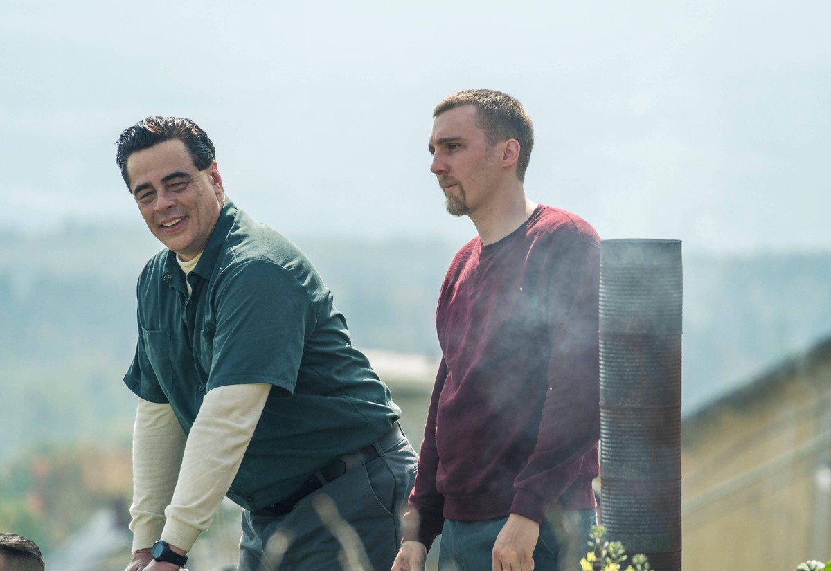 ESCAPE AT DANNEMORA, from left: Benicio Del Toro, Paul Dano, Part 4 ,Season 1, ep. 104, aired Dec. 9, 2018. photo: Christopher Saunders / Showtime / Courtesy: Everett Collection 104 ACHTUNG AUFNAHMEDA ...