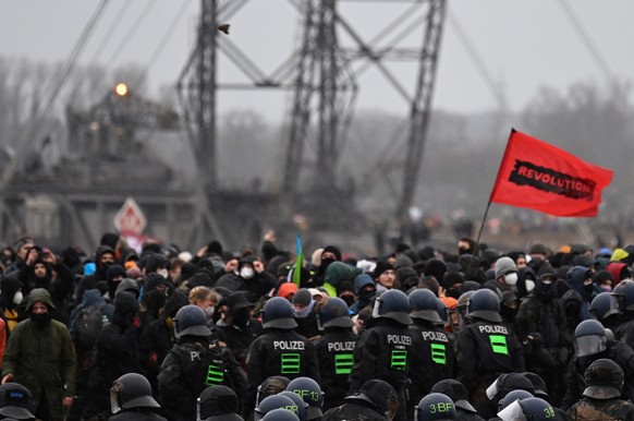 ARCHIV - 14.01.2023, Nordrhein-Westfalen, Erkelenz: Demonstranten stehen der Polizei in Lützerath gegenüber. Der Energiekonzern RWE will die unter Lützerath liegende Kohle abbaggern - dafür soll der W ...