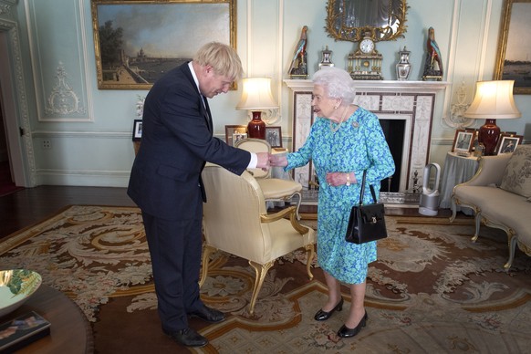 Die Queen mit Boris Johnson.
