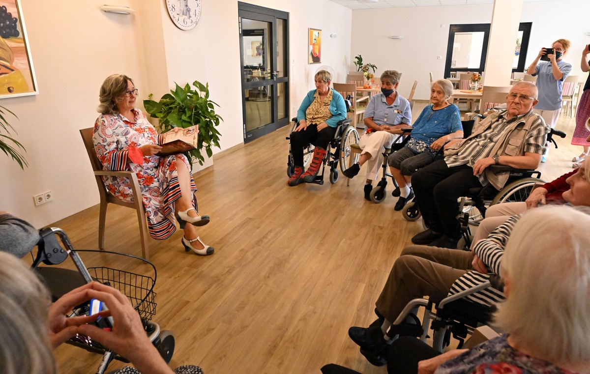 07.09.2022, Th�ringen, Weimar: Heike Werner (Die Linke), Ministerin f�r Arbeit, Soziales, Gesundheit Frauen und Familie von Th�ringen, liest im Azurit Seniorenzentrum Weimarblick aus dem M�rchen &quot ...