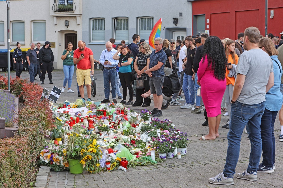 Attentat in Solingen Gedenkstätte mit Trauenden Menschen und Demonstranten nach dem feigen Messeranschlag gegen wehrlose Personen Solingen Nordrhein-Westfalen Deutschland Fronhof *** Attack in Solinge ...