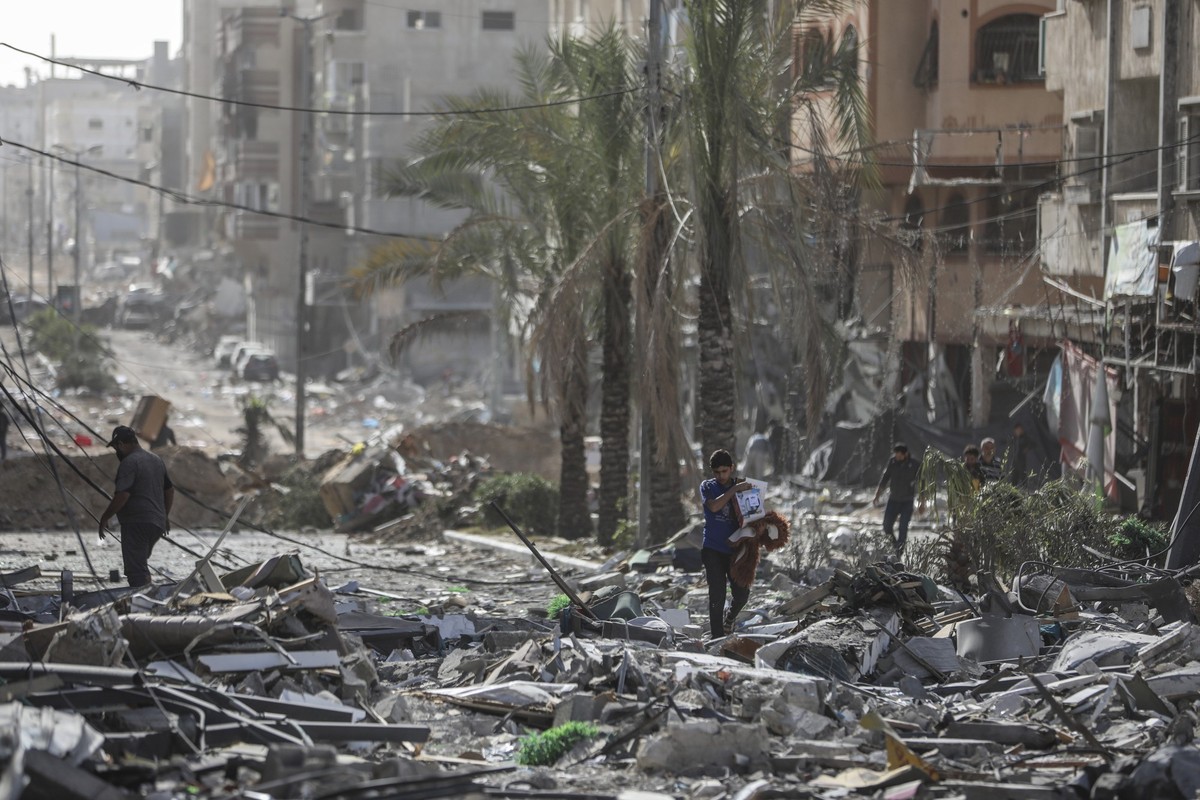 dpatopbilder - 26.11.2023, Palästinensische Gebiete, Gaza-Stadt: Palästinenser gehen am dritten Tag eines vorübergehenden Waffenstillstands zwischen der Hamas und Israel durch Gaza-Stadt. Foto: Mohamm ...