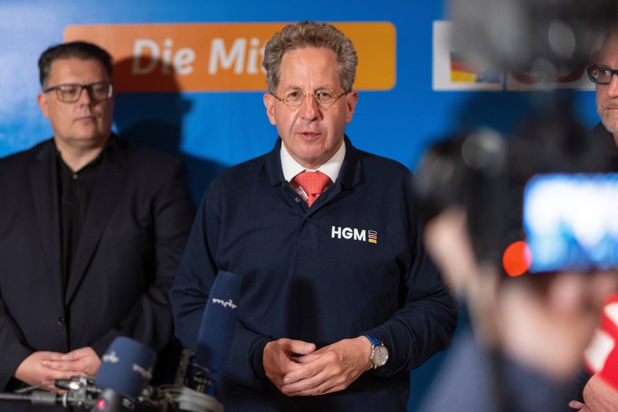 Bundestagswahl 2021 - CDU Hans-Georg Maaßen m, CDU-Direktkandidat für die Bundestagswahl 2021, gesteht neben den Kreisvorsitzenden Danny Dobmeier l und Marcus Kalkhage r seine Niederlage bei der Bunde ...