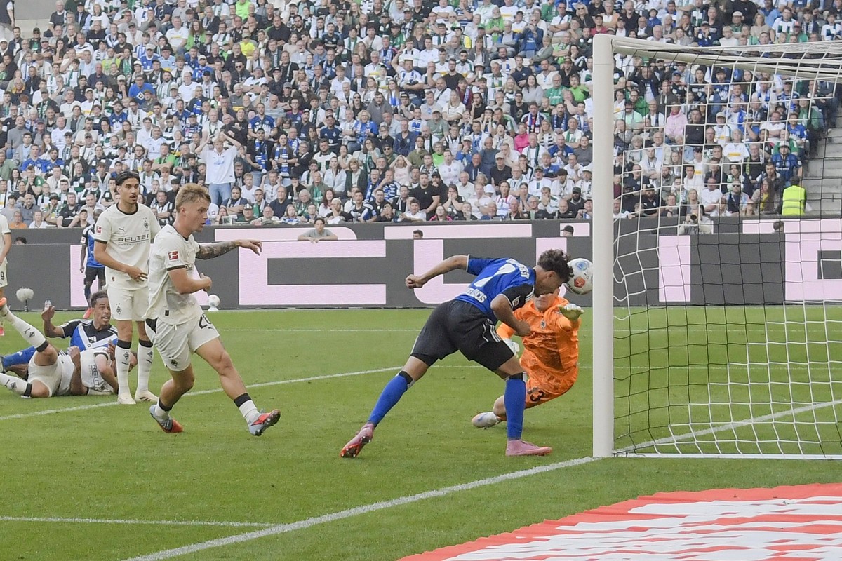 William Mikelbrencis Hamburg 2 erzeilt das Tor zum 0:1, das durch VAR zur�ckgenommen wurde 24.08.2025 Fussball Borussia Moenchengladbach vs Hamburger SV, Borussia-Park, Moenchengladbach, DFB/DFL REGUL ...