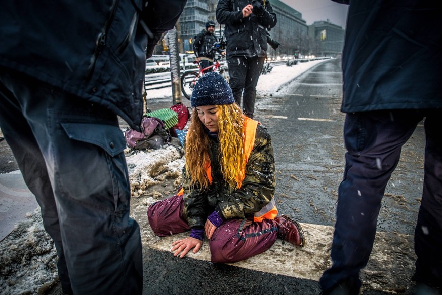 Aktivisten der Klimabewegung Letzte Generation haben am Freitag Morgen den Georgiring vor der Oper in Leipzig blockiert. Die Polizei musste die Aktivisten von der Straße holen. *** Activists of the cl ...