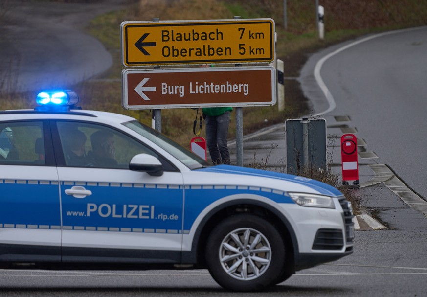 31.01.2022, Rheinland-Pfalz, Kusel: Polizeibeamte sperren die Zufahrt zum Tatort, wo zwei Polizeibeamte bei einer Verkehrskontrolle durch Sch