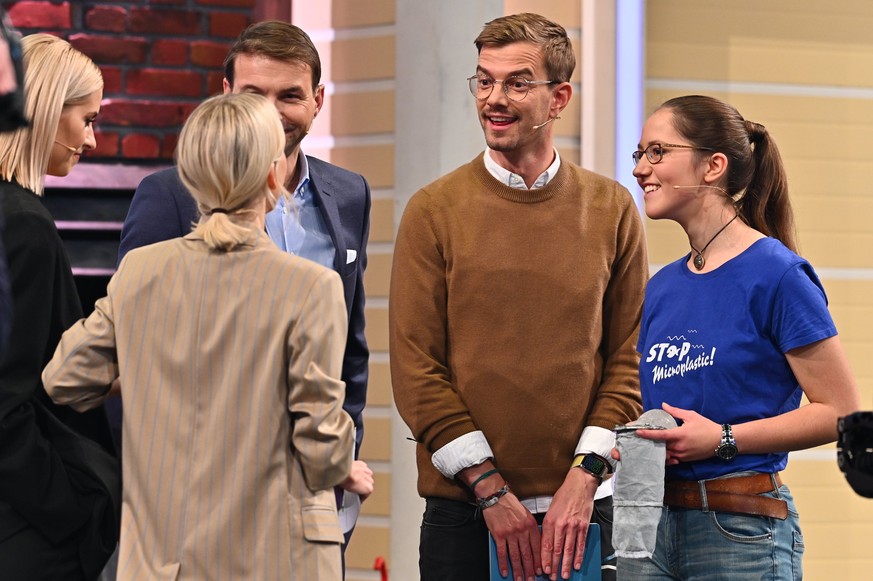 Leonie mit der "Ding des Jahres"-Jury. In der Hand hält die Schülerin ihre Erfindung.