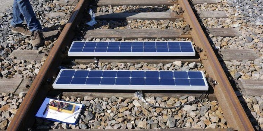 Die Solar-Module sollen sich in den Gleisen befinden.