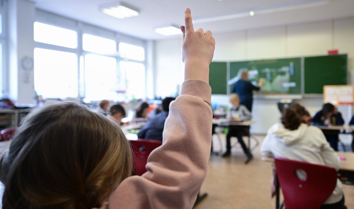 ARCHIV - 06.03.2023, Baden-W�rttemberg, Stuttgart: Schulkinder nehmen am Unterricht in einer Grundschule teil. (zu dpa �Eltern fordern Bildungsoffensive f�r Ganztagsgrundschulen�) Foto: Bernd Wei�brod ...