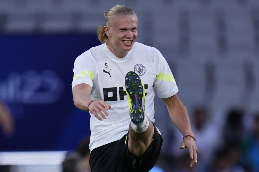 Manchester City&#039;s Erling Haaland warms up during a training session at the Ataturk Olympic Stadium in Istanbul, Turkey, Friday, June 9, 2023. Manchester City and Inter Milan are making their fina ...