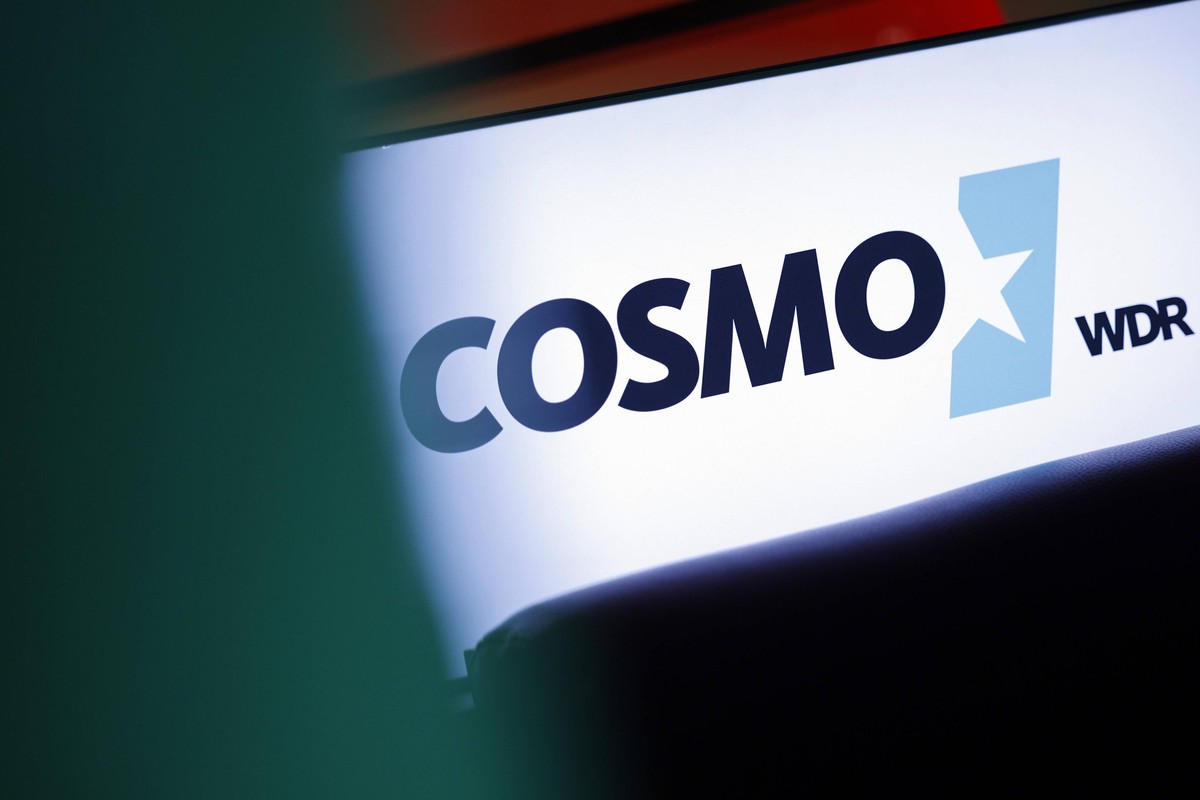 Das Logo von Cosmo - das internationale und interkulturelle H�rfunkprogramm des Westdeutschen Rundfunks - bei der Premiere des 5-teiligen K�lner Rap Musical HYPE zu sehen auf COSMO. Das junge internat ...