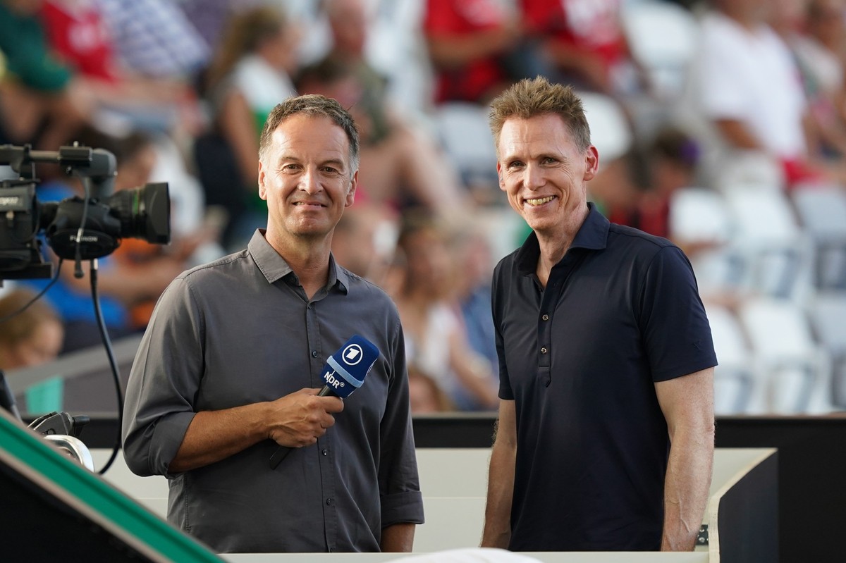 ARCHIV - 22.08.2023, Ungarn, Budapest: Leichtathletik: Weltmeisterschaft, Hochsprung, Finale, M�nner, im Nationalen Leichtathletikzentrum. Der ehemalige Zehnk�mpfer Frank Busemann (r) und ARD-Sportmod ...