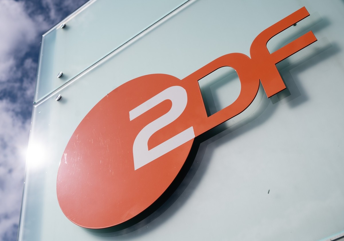 ARCHIV - 16.09.2022, Rheinland-Pfalz, Mainz: Logo des ZDF am Sendezentrum des Zweiten Deutschen Fernsehens. (zu dpa: